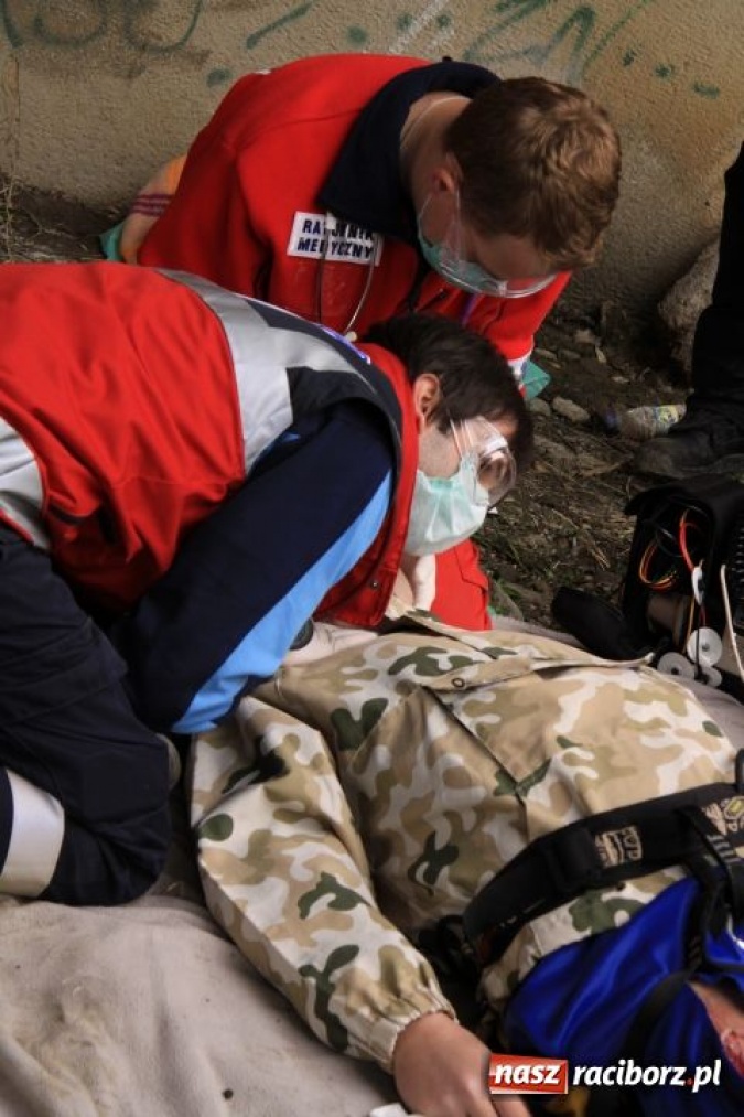 Zdjęcie w galerii na portalu naszraciborz.pl: Spadł z mostu, bo użądliły go pszczoły wiadomości z regionu