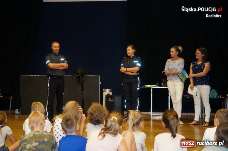 Zdjęcie w galerii na portalu naszraciborz.pl: Raciborscy mundurowi i Sanepid promują akcję Kręci mnie bezpieczeństwo wiadomości z regionu