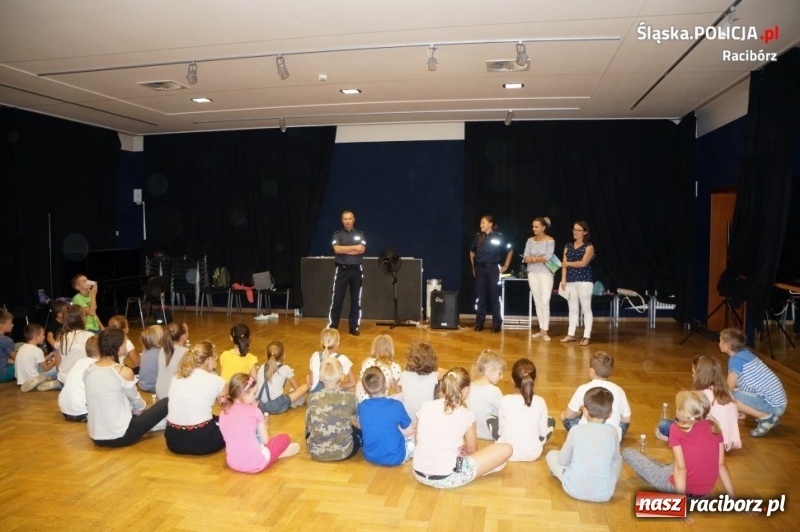 Zdjęcie w galerii na portalu naszraciborz.pl: Raciborscy mundurowi i Sanepid promują akcję Kręci mnie bezpieczeństwo wiadomości z regionu