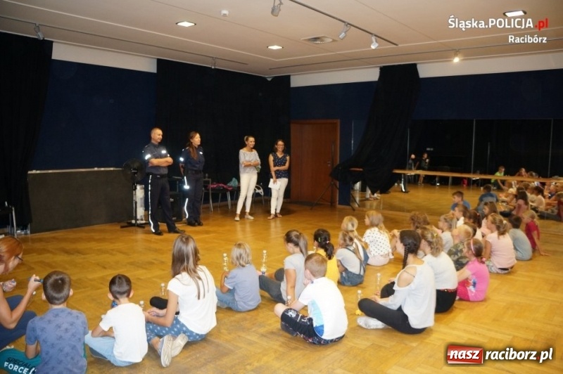 Zdjęcie w galerii na portalu naszraciborz.pl: Raciborscy mundurowi i Sanepid promują akcję Kręci mnie bezpieczeństwo wiadomości z regionu