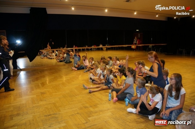 Zdjęcie w galerii na portalu naszraciborz.pl: Raciborscy mundurowi i Sanepid promują akcję Kręci mnie bezpieczeństwo wiadomości z regionu