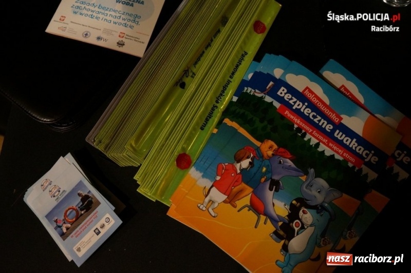 Zdjęcie w galerii na portalu naszraciborz.pl: Raciborscy mundurowi i Sanepid promują akcję Kręci mnie bezpieczeństwo wiadomości z regionu