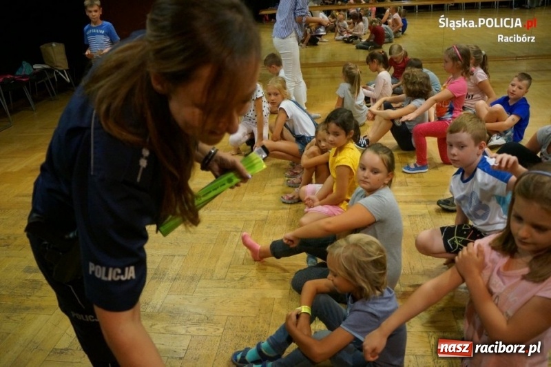 Zdjęcie w galerii na portalu naszraciborz.pl: Raciborscy mundurowi i Sanepid promują akcję Kręci mnie bezpieczeństwo wiadomości z regionu