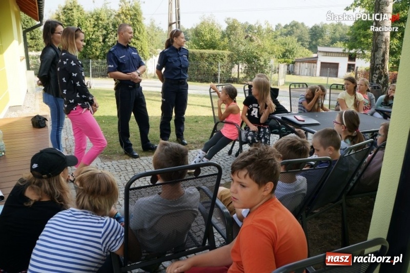 Zdjęcie w galerii na portalu naszraciborz.pl: Raciborscy mundurowi i Sanepid promują akcję Kręci mnie bezpieczeństwo wiadomości z regionu