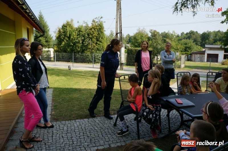 Zdjęcie w galerii na portalu naszraciborz.pl: Raciborscy mundurowi i Sanepid promują akcję Kręci mnie bezpieczeństwo wiadomości z regionu