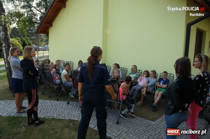 Zdjęcie w galerii na portalu naszraciborz.pl: Raciborscy mundurowi i Sanepid promują akcję Kręci mnie bezpieczeństwo wiadomości z regionu