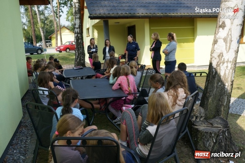 Zdjęcie w galerii na portalu naszraciborz.pl: Raciborscy mundurowi i Sanepid promują akcję Kręci mnie bezpieczeństwo wiadomości z regionu