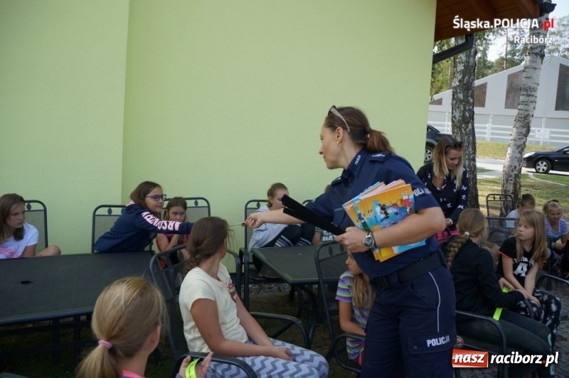 Zdjęcie w galerii na portalu naszraciborz.pl: Raciborscy mundurowi i Sanepid promują akcję Kręci mnie bezpieczeństwo wiadomości z regionu