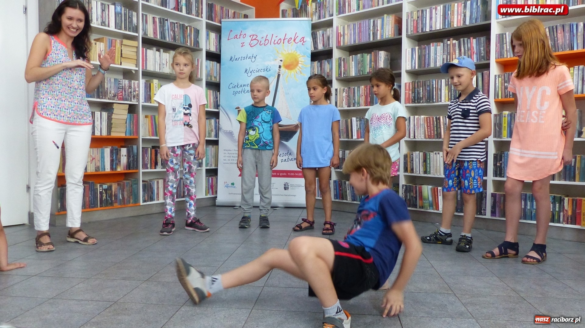 Zdjęcie w galerii na portalu naszraciborz.pl: Bal, tort i film na wielki finał Lata z biblioteką  wiadomości z regionu