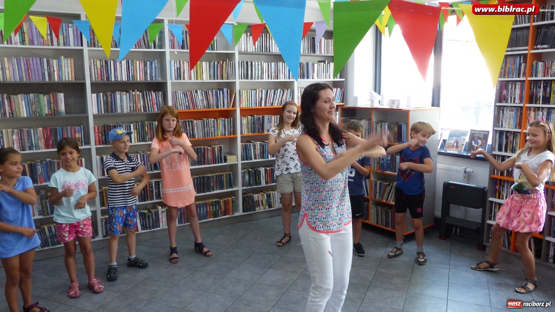 Zdjęcie w galerii na portalu naszraciborz.pl: Bal, tort i film na wielki finał Lata z biblioteką  wiadomości z regionu