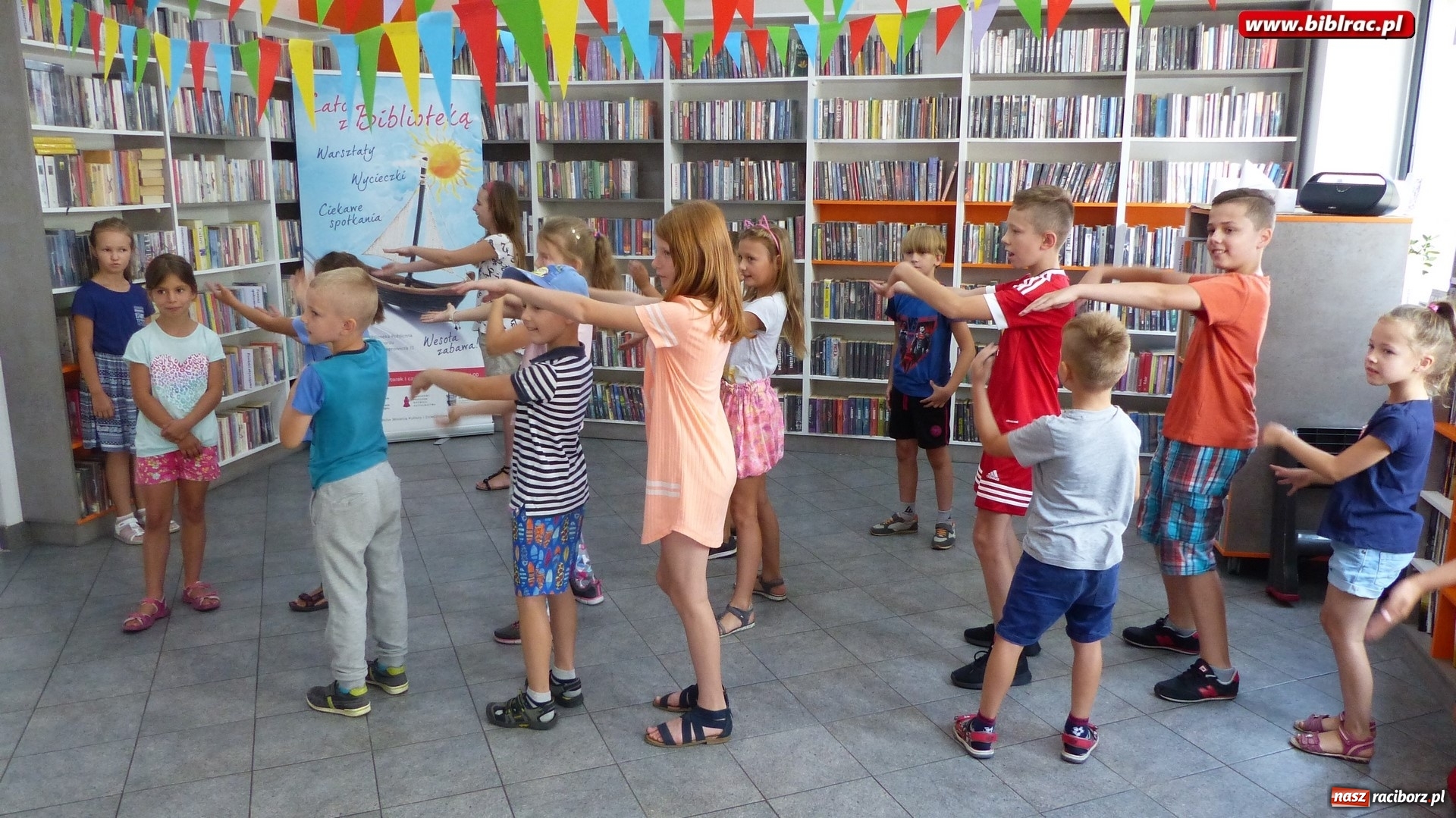 Zdjęcie w galerii na portalu naszraciborz.pl: Bal, tort i film na wielki finał Lata z biblioteką  wiadomości z regionu
