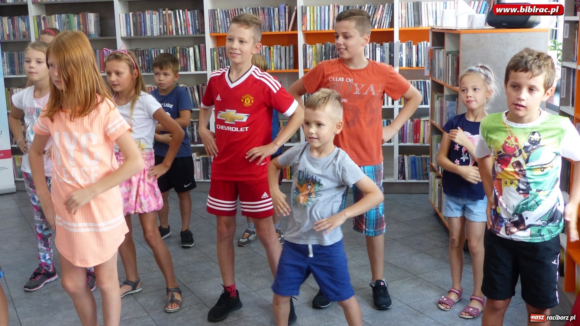 Zdjęcie w galerii na portalu naszraciborz.pl: Bal, tort i film na wielki finał Lata z biblioteką  wiadomości z regionu