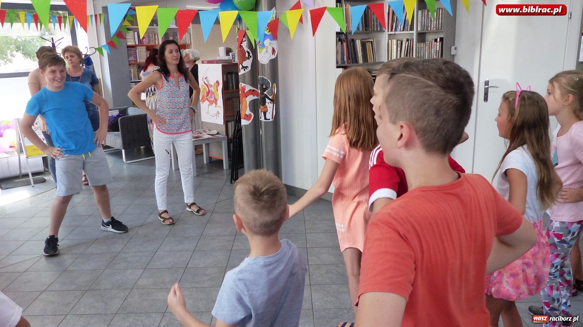 Zdjęcie w galerii na portalu naszraciborz.pl: Bal, tort i film na wielki finał Lata z biblioteką  wiadomości z regionu