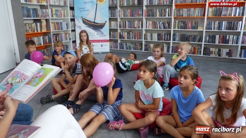Zdjęcie w galerii na portalu naszraciborz.pl: Bal, tort i film na wielki finał Lata z biblioteką  wiadomości z regionu