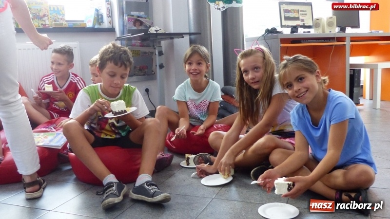 Zdjęcie w galerii na portalu naszraciborz.pl: Bal, tort i film na wielki finał Lata z biblioteką  wiadomości z regionu
