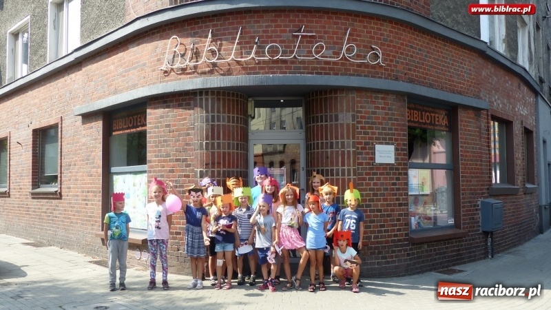 Zdjęcie w galerii na portalu naszraciborz.pl: Bal, tort i film na wielki finał Lata z biblioteką  wiadomości z regionu