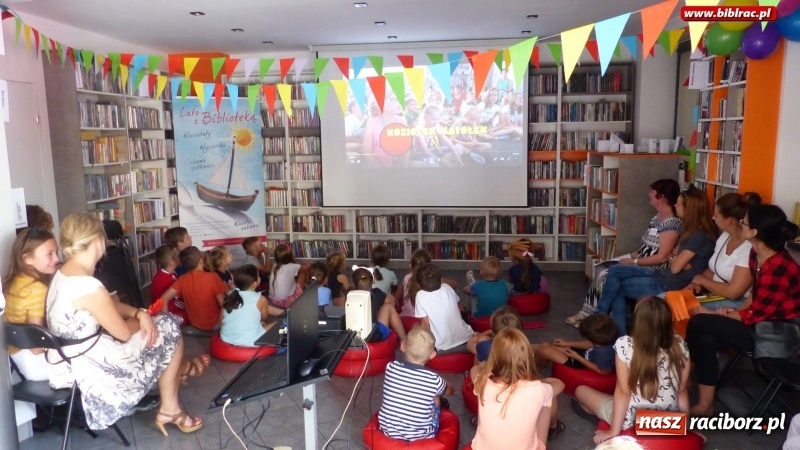 Zdjęcie w galerii na portalu naszraciborz.pl: Bal, tort i film na wielki finał Lata z biblioteką  wiadomości z regionu