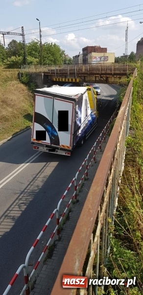 Zdjęcie w galerii na portalu naszraciborz.pl: Kolejny kierowca ciężarówki nie uwierzył oznakowaniu wiadomości z regionu