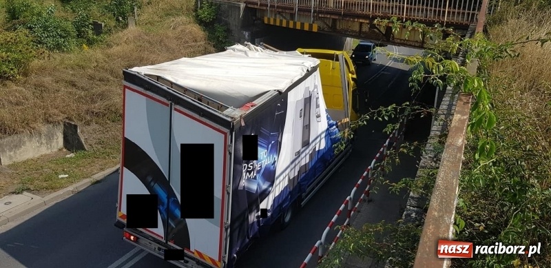 Zdjęcie w galerii na portalu naszraciborz.pl: Kolejny kierowca ciężarówki nie uwierzył oznakowaniu wiadomości z regionu