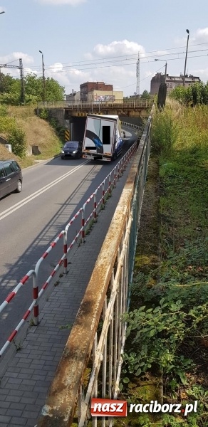 Zdjęcie w galerii na portalu naszraciborz.pl: Kolejny kierowca ciężarówki nie uwierzył oznakowaniu wiadomości z regionu