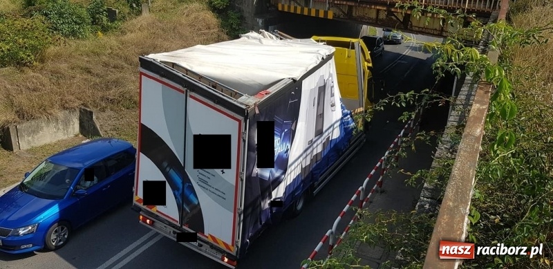 Zdjęcie w galerii na portalu naszraciborz.pl: Kolejny kierowca ciężarówki nie uwierzył oznakowaniu wiadomości z regionu