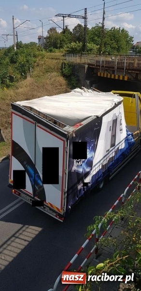 Zdjęcie w galerii na portalu naszraciborz.pl: Kolejny kierowca ciężarówki nie uwierzył oznakowaniu wiadomości z regionu