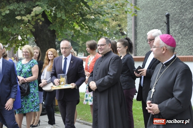 Zdjęcie w galerii na portalu naszraciborz.pl: W Raciborzu rozpoczęło działalność Diecezjalne Liceum Ogólnokształcące  wiadomości z regionu