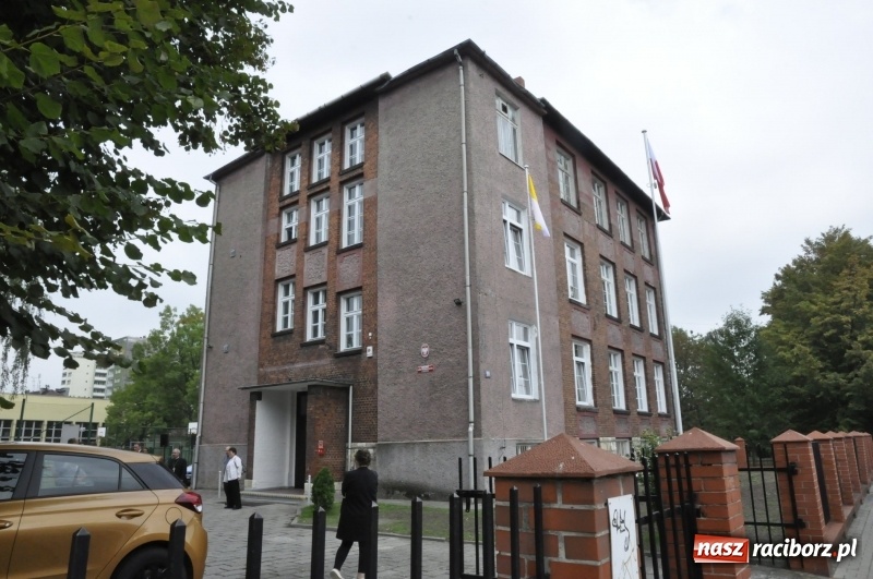 Zdjęcie w galerii na portalu naszraciborz.pl: W Raciborzu rozpoczęło działalność Diecezjalne Liceum Ogólnokształcące  wiadomości z regionu