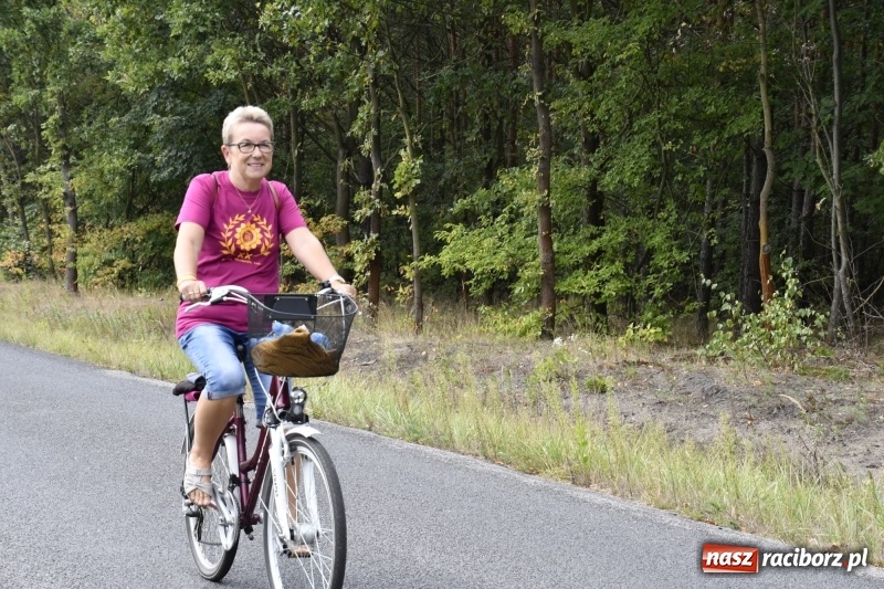 Zdjęcie w galerii na portalu naszraciborz.pl: Rodzinny Rajd Rowerowy na rozpoczęcie Dni Kuźni Raciborskiej wiadomości z regionu