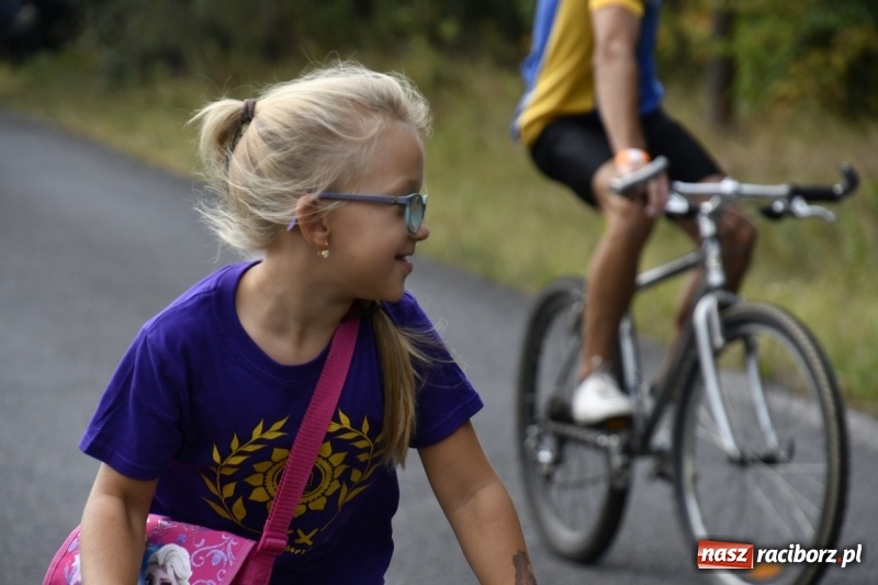 Zdjęcie w galerii na portalu naszraciborz.pl: Rodzinny Rajd Rowerowy na rozpoczęcie Dni Kuźni Raciborskiej wiadomości z regionu