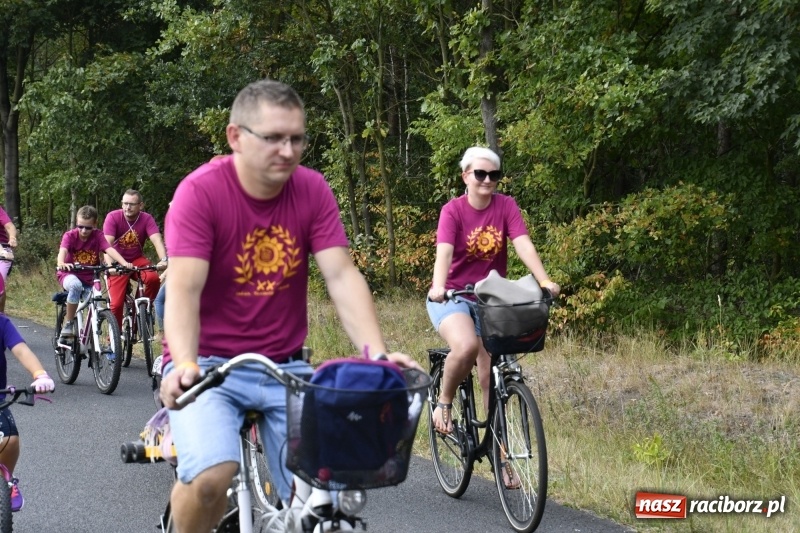 Zdjęcie w galerii na portalu naszraciborz.pl: Rodzinny Rajd Rowerowy na rozpoczęcie Dni Kuźni Raciborskiej wiadomości z regionu