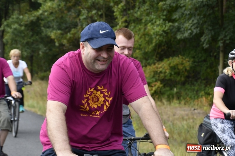 Zdjęcie w galerii na portalu naszraciborz.pl: Rodzinny Rajd Rowerowy na rozpoczęcie Dni Kuźni Raciborskiej wiadomości z regionu