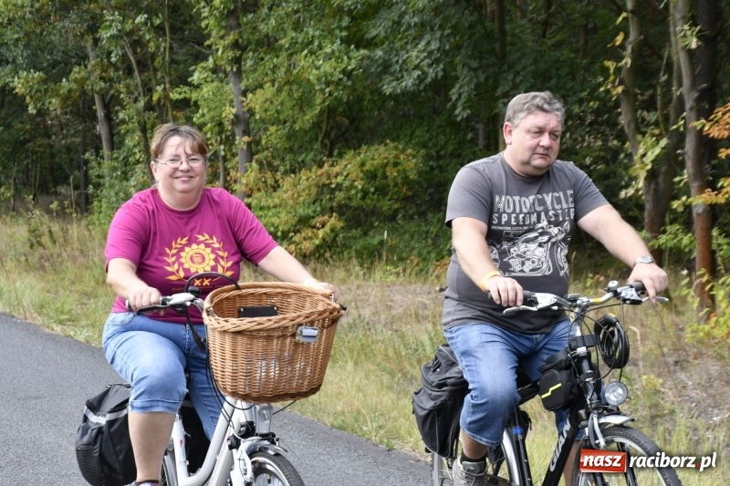 Zdjęcie w galerii na portalu naszraciborz.pl: Rodzinny Rajd Rowerowy na rozpoczęcie Dni Kuźni Raciborskiej wiadomości z regionu
