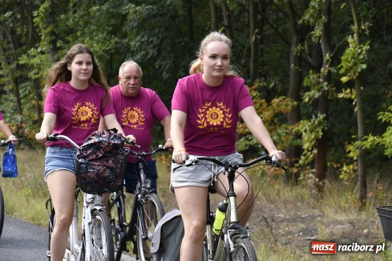 Zdjęcie w galerii na portalu naszraciborz.pl: Rodzinny Rajd Rowerowy na rozpoczęcie Dni Kuźni Raciborskiej wiadomości z regionu