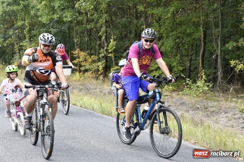 Zdjęcie w galerii na portalu naszraciborz.pl: Rodzinny Rajd Rowerowy na rozpoczęcie Dni Kuźni Raciborskiej wiadomości z regionu