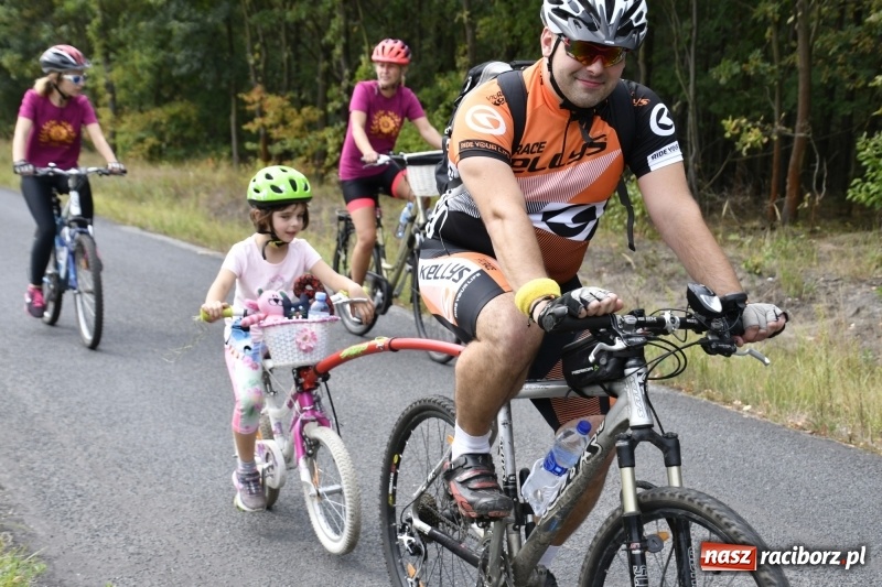 Zdjęcie w galerii na portalu naszraciborz.pl: Rodzinny Rajd Rowerowy na rozpoczęcie Dni Kuźni Raciborskiej wiadomości z regionu