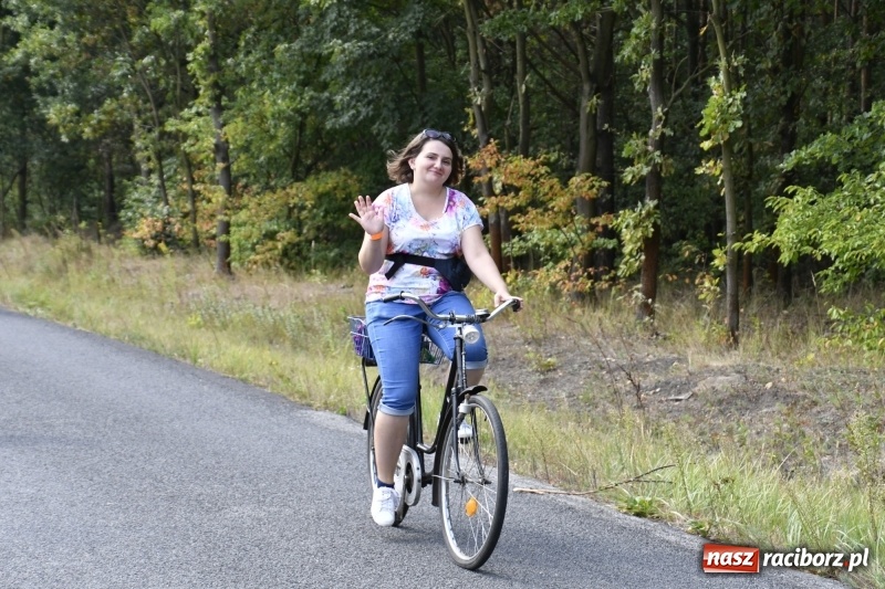 Zdjęcie w galerii na portalu naszraciborz.pl: Rodzinny Rajd Rowerowy na rozpoczęcie Dni Kuźni Raciborskiej wiadomości z regionu