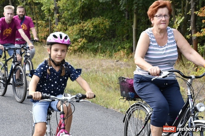 Zdjęcie w galerii na portalu naszraciborz.pl: Rodzinny Rajd Rowerowy na rozpoczęcie Dni Kuźni Raciborskiej wiadomości z regionu