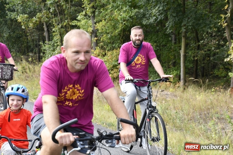 Zdjęcie w galerii na portalu naszraciborz.pl: Rodzinny Rajd Rowerowy na rozpoczęcie Dni Kuźni Raciborskiej wiadomości z regionu
