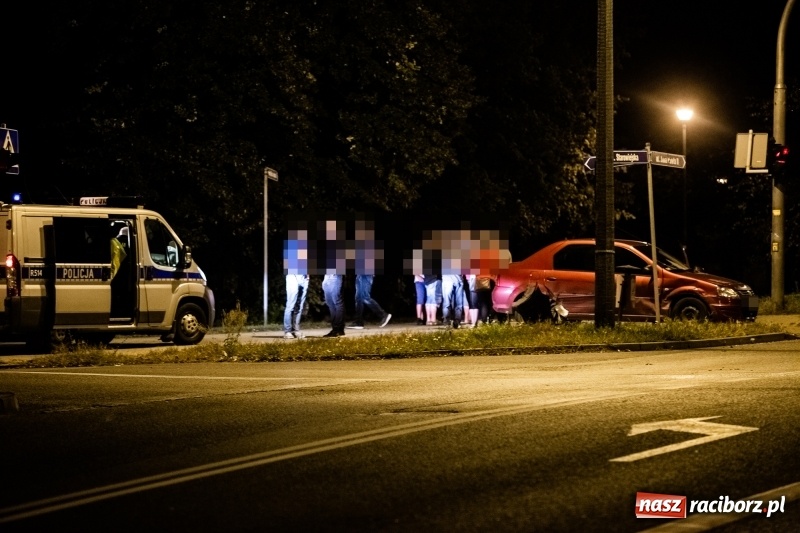 Zdjęcie w galerii na portalu naszraciborz.pl: Zderzenie dacii i mazdy na Starowiejskiej  wiadomości z regionu