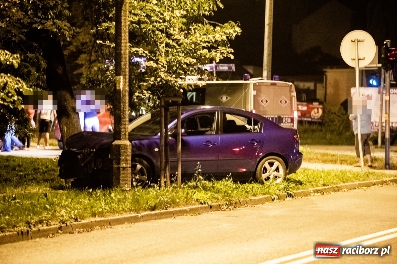 Zdjęcie w galerii na portalu naszraciborz.pl: Zderzenie dacii i mazdy na Starowiejskiej  wiadomości z regionu