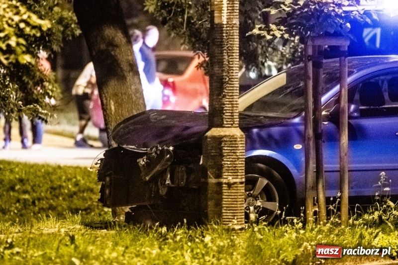 Zdjęcie w galerii na portalu naszraciborz.pl: Zderzenie dacii i mazdy na Starowiejskiej  wiadomości z regionu