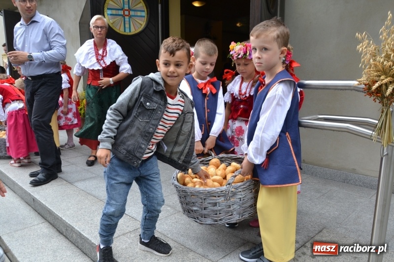 Zdjęcie w galerii na portalu naszraciborz.pl: W Chałupkach rolników mają mało, ale za plony zawsze dziękują  wiadomości z regionu
