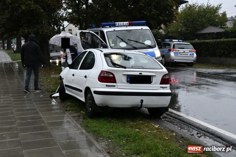 Zdjęcie w galerii na portalu naszraciborz.pl: Wypadek na DW 425 Kuźnia-Solarnia. Ranna kobieta i dwójka jej dzieci  wiadomości z regionu