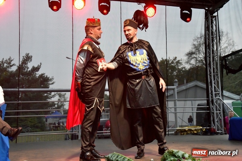 Zdjęcie w galerii na portalu naszraciborz.pl: Kabaret Młodych Panów na finał Dni Kuźni Raciborskiej wiadomości z regionu