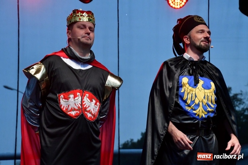 Zdjęcie w galerii na portalu naszraciborz.pl: Kabaret Młodych Panów na finał Dni Kuźni Raciborskiej wiadomości z regionu