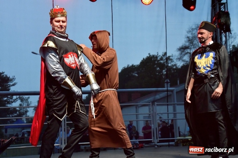 Zdjęcie w galerii na portalu naszraciborz.pl: Kabaret Młodych Panów na finał Dni Kuźni Raciborskiej wiadomości z regionu