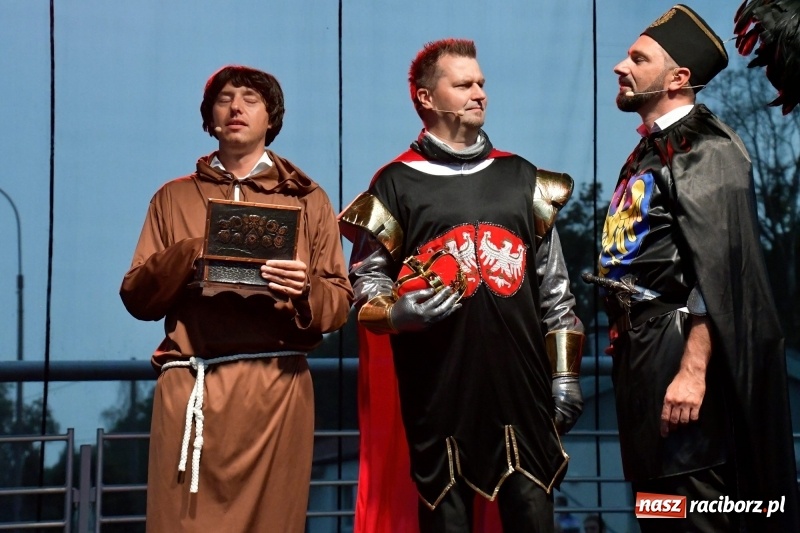 Zdjęcie w galerii na portalu naszraciborz.pl: Kabaret Młodych Panów na finał Dni Kuźni Raciborskiej wiadomości z regionu