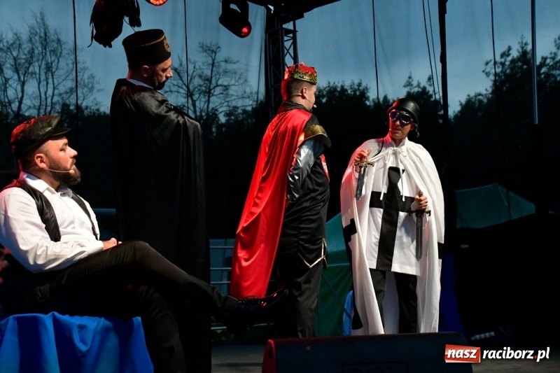 Zdjęcie w galerii na portalu naszraciborz.pl: Kabaret Młodych Panów na finał Dni Kuźni Raciborskiej wiadomości z regionu