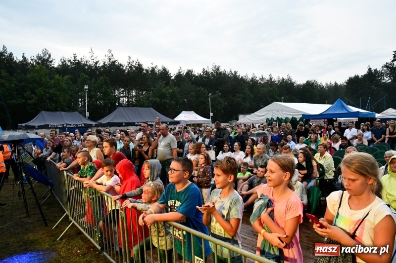 Zdjęcie w galerii na portalu naszraciborz.pl: Kabaret Młodych Panów na finał Dni Kuźni Raciborskiej wiadomości z regionu